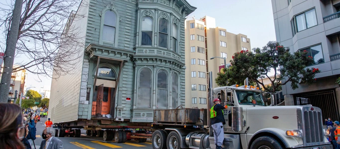 Σαν Φρανσίσκο: Σήκωσαν με φορτηγό 2οροφο σπίτι 465 τ.μ. για να το πάνε πιο κάτω (βίντεο)